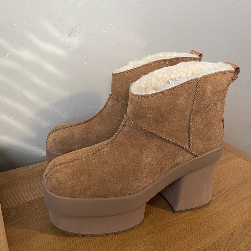 UGG Women's Chesnut NWT Suede Platform Heeled Boots